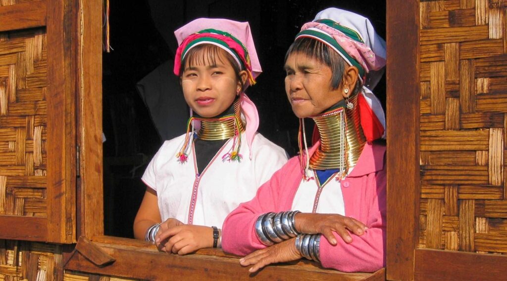 Hagyományos viseletet viselő nők egy ablakban – különleges kulturális szokások a világban