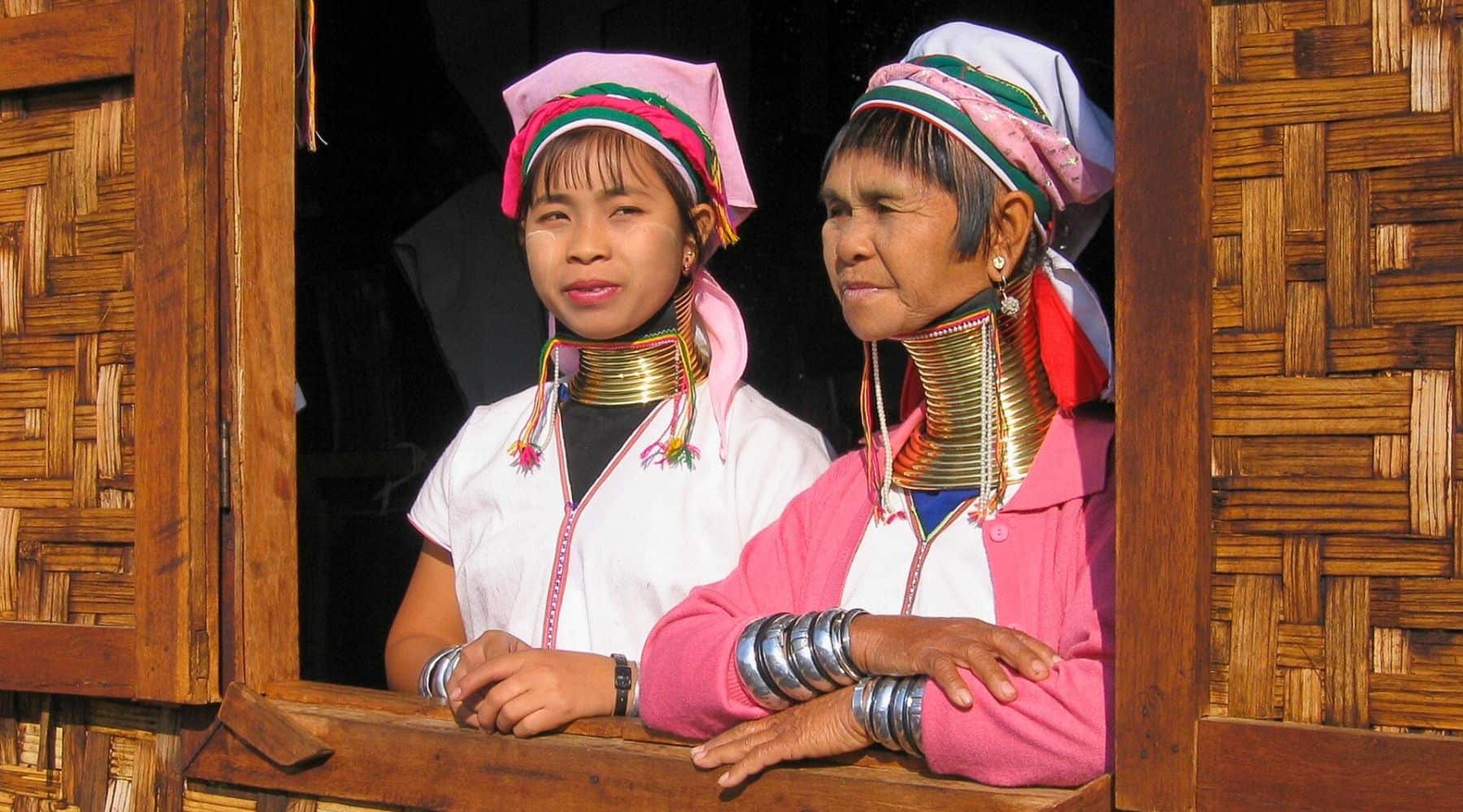 Hagyományos viseletet viselő nők egy ablakban – különleges kulturális szokások a világban